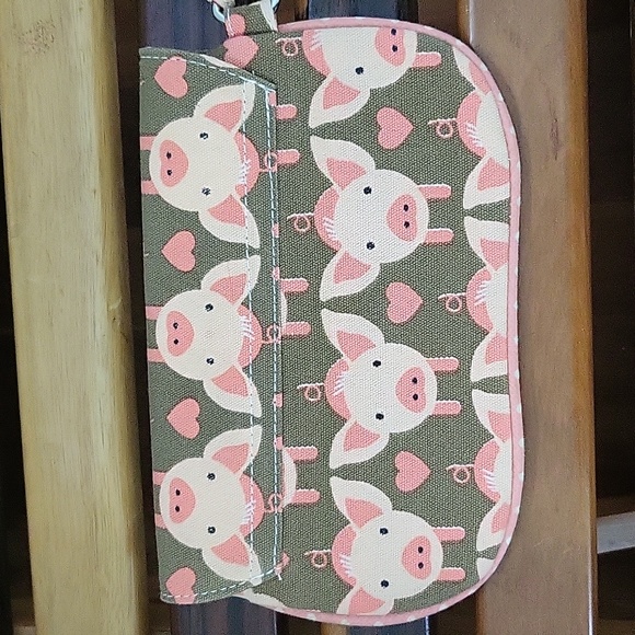 Bungalow 360 Pigs & Hearts Wristlet - Picture 4 of 6